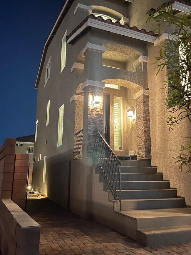 Building Photo - 3 Story house 4 bedroom / 3.5 bath, Southwest