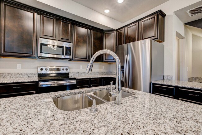 Building Photo - 884 Winding Brk Dr
