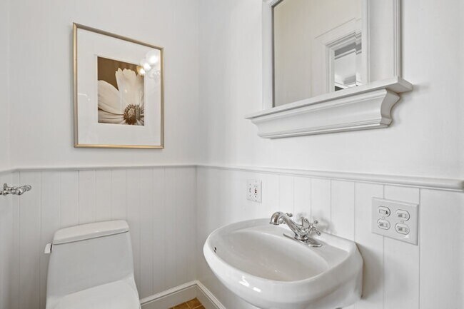 Building Photo - Gorgeous 4BR/2.5BA Nob Hill Home with Shar...