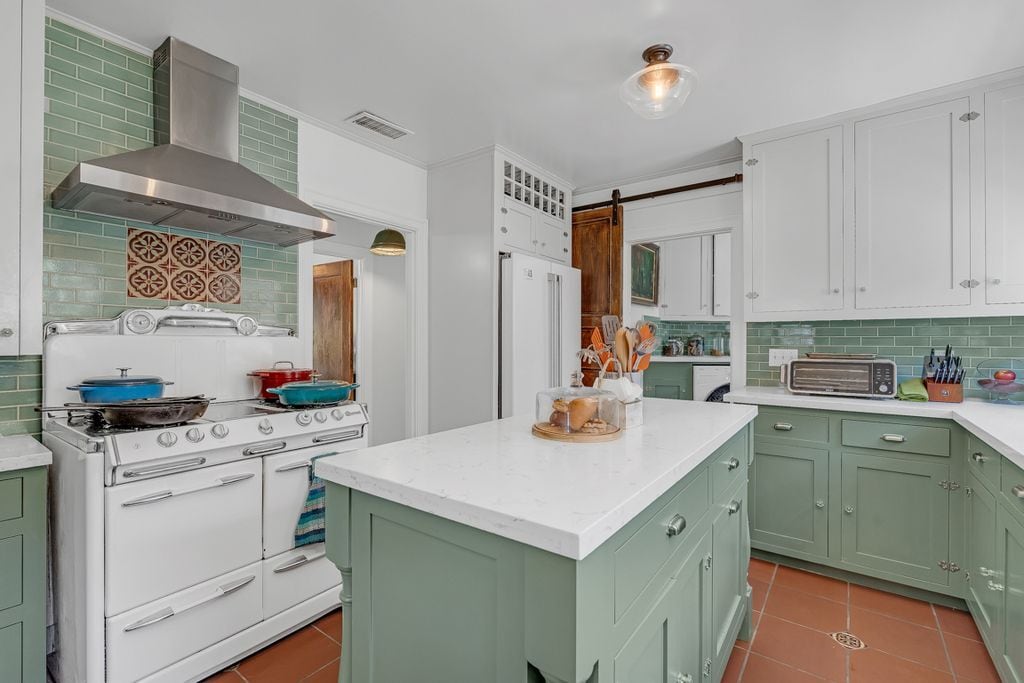 Building Photo - 1053 N Mar Vista Ave