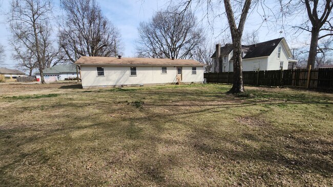 Building Photo - 605 N Front St