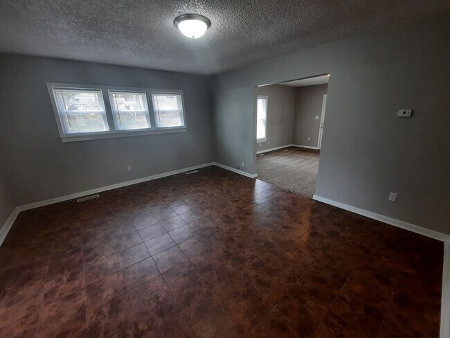 Building Photo - 2 bedroom, 1 bathroom home on large corner...