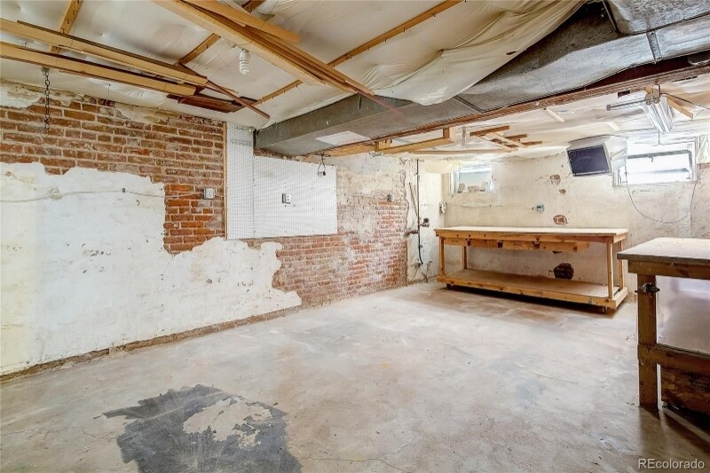 Building Photo - 571 S Corona St
