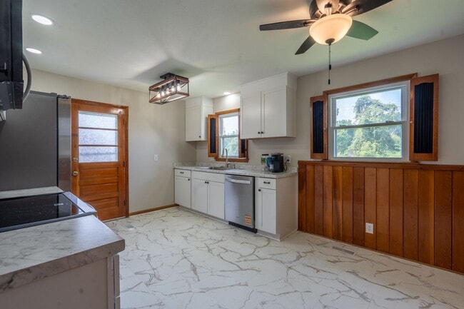 Building Photo - 2 bed and 1.5bath house with office space ...