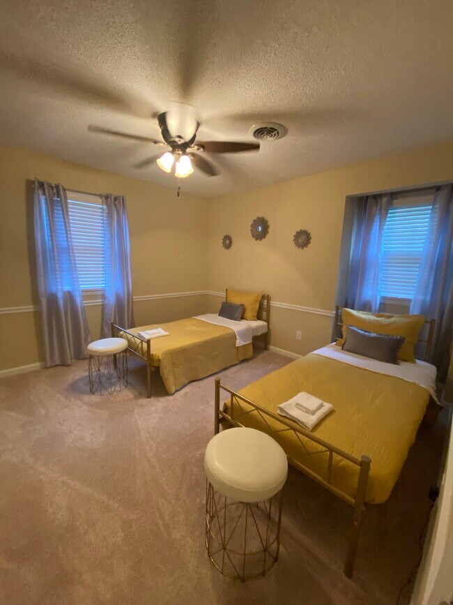 Twin Beds - 5612 N Hills Dr