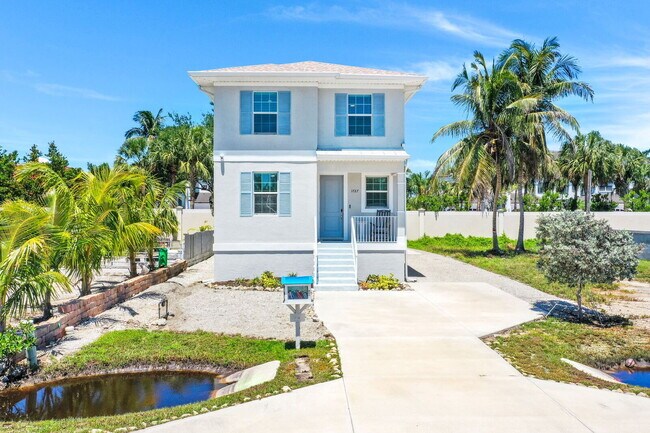 Primary Photo - Relaxation & Recreation Await in This Napl...
