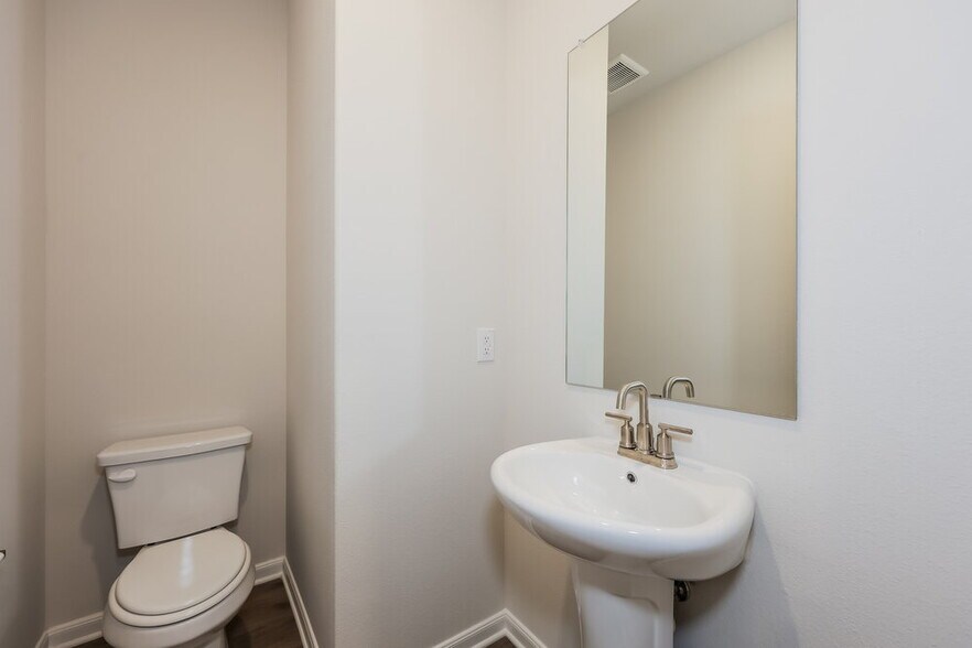 Building Photo - 1208 Kings Pl