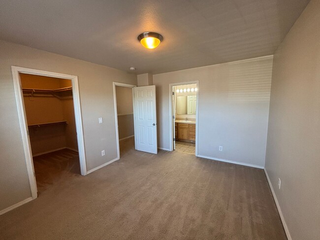 Building Photo - 3 Bedroom 2.5 Bath Two Story Duplex