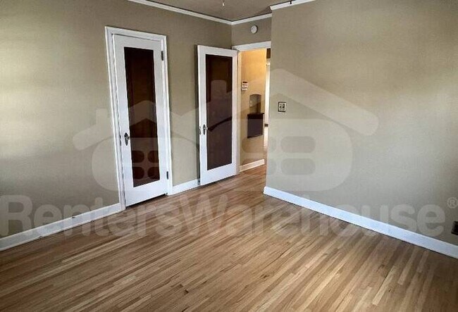 Building Photo - 2 Bed/1 Bath Upper Duplex in Minneapolis