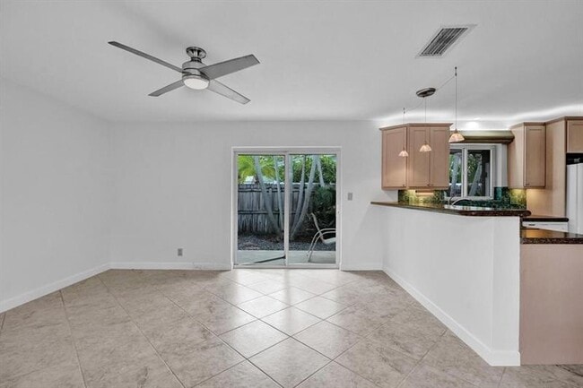Building Photo - 1418 NE 56th Ct