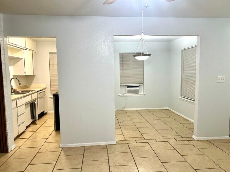Building Photo - 2112 Tanglewood St