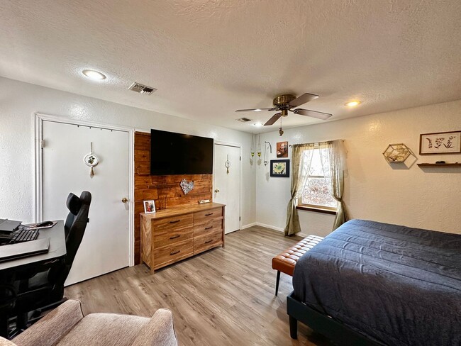 Building Photo - Rustic Charm