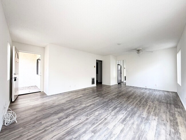 Building Photo - Lower Level w/ Private Fenced Yard!