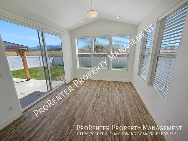 Building Photo - 3111 S Edgewater Cv