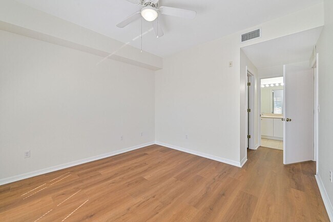 Building Photo - ~2 bed/2 bath UPDATED condo at The Cove on Six Mile