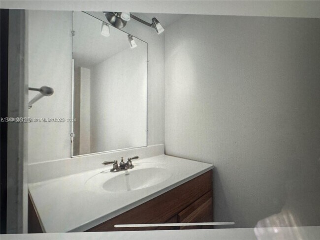 Building Photo - 9800 W Bay Harbor Dr
