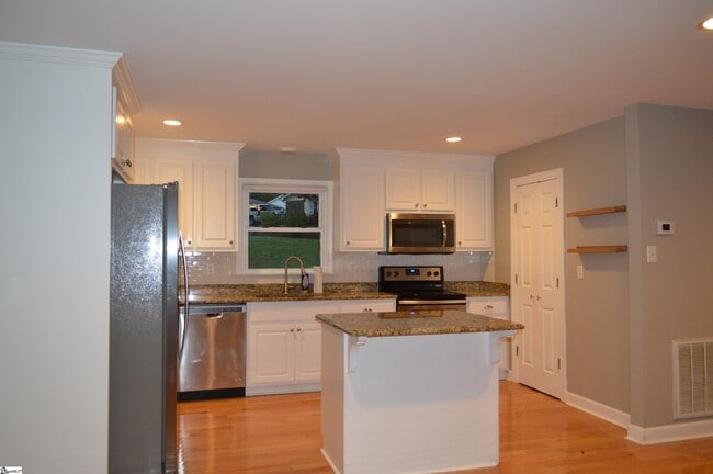 Building Photo - 101 Lakeforest Dr