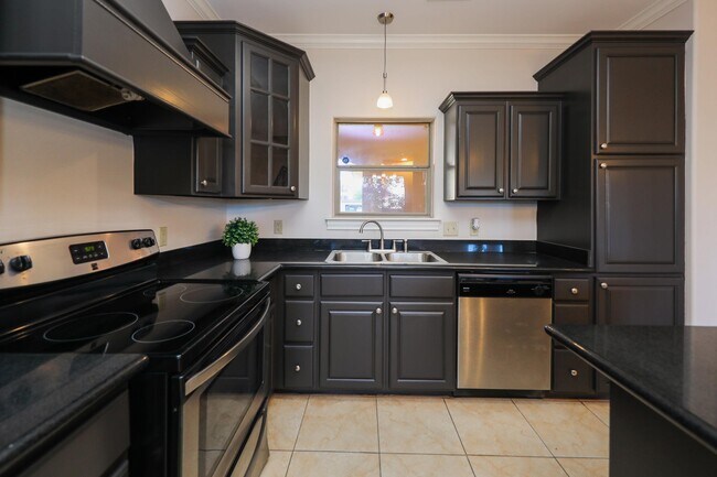 Building Photo - 707 St James Dr