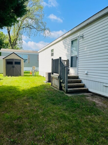 Building Photo - 15621 Pine Ridge Dr