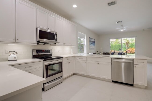 Building Photo - 10894 Bitternut Hickory Ln