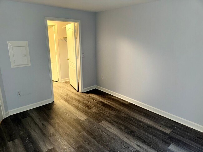 Building Photo - Updated 1BR Condo with Parking Near Virgin...