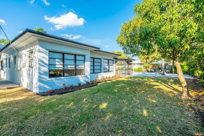 Building Photo - 704 NE 2nd St