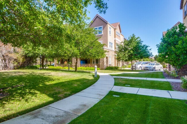 Building Photo - Excellent 4 Bed 2.5 Bath Town Home!