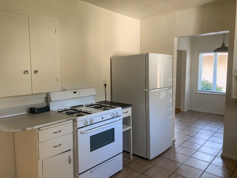 Building Photo - 832 S Maple Ave