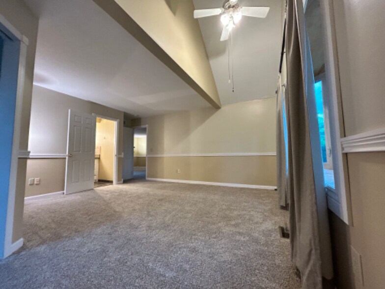 Building Photo - 2055 Old Falls Dr