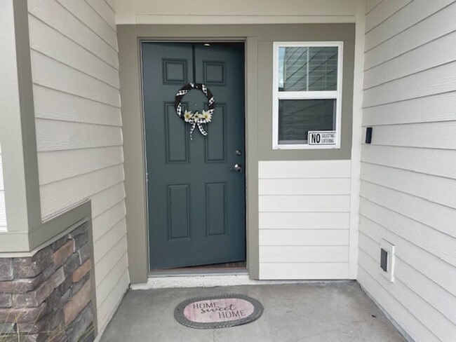 Building Photo - Beautiful 3/2.5 2023 Townhome Oakleaf