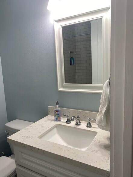 Building Photo - 6542 Ocean Crest Dr