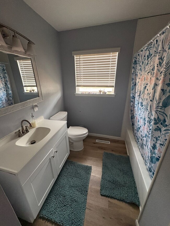 Building Photo - Great Location