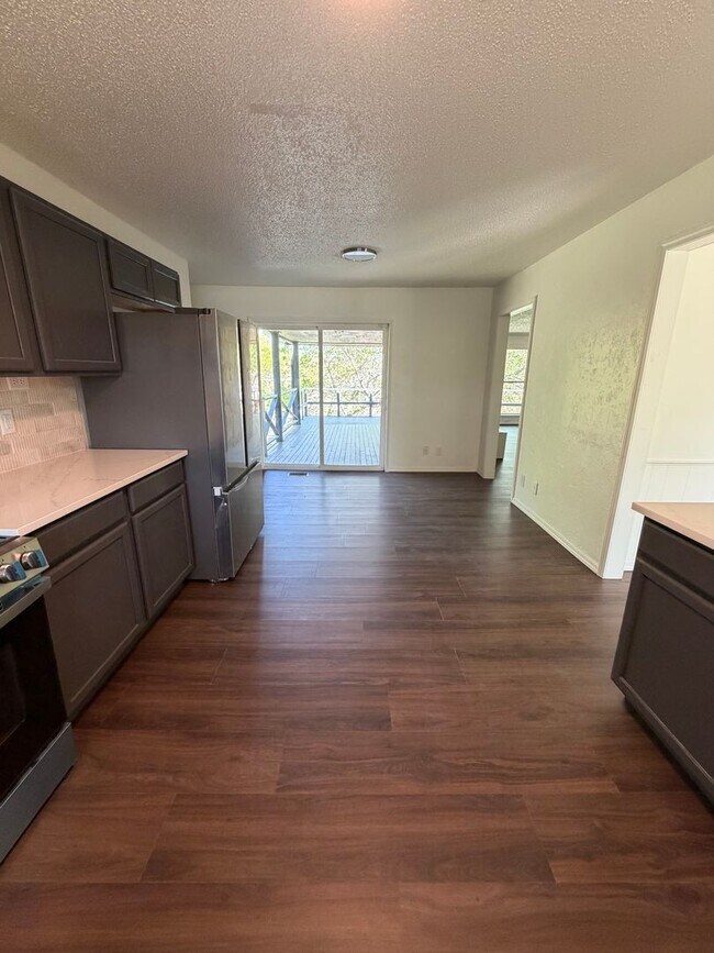 Building Photo - Spacious 4 Bed Home in Prime Claremore Location