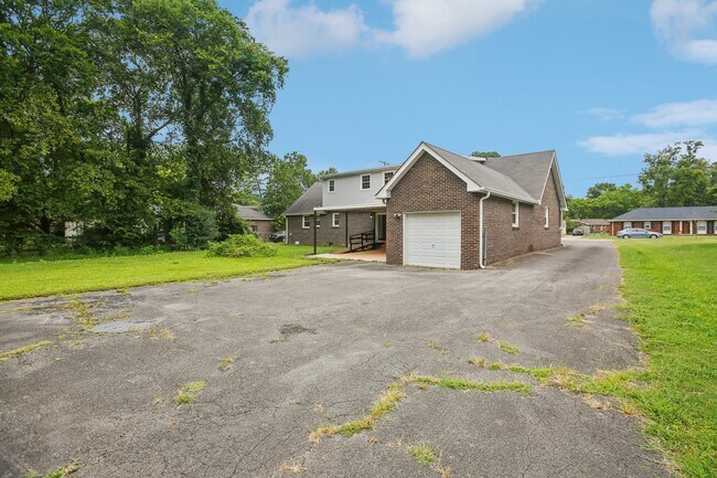 Building Photo - 8024 Regency Dr