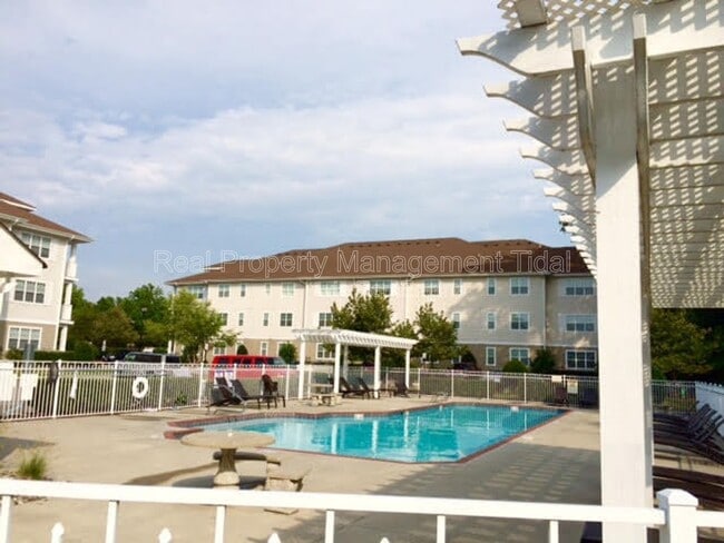 Building Photo - 920 Southmoor Dr