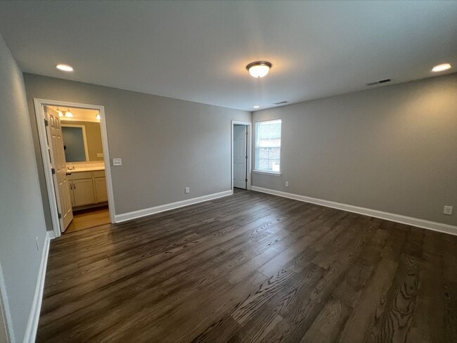 Building Photo - Beautiful Open Concept in a Convenient Loc...