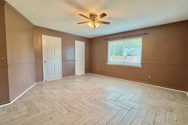 Building Photo - AVAILABLE NOW! (Pet Friendly)