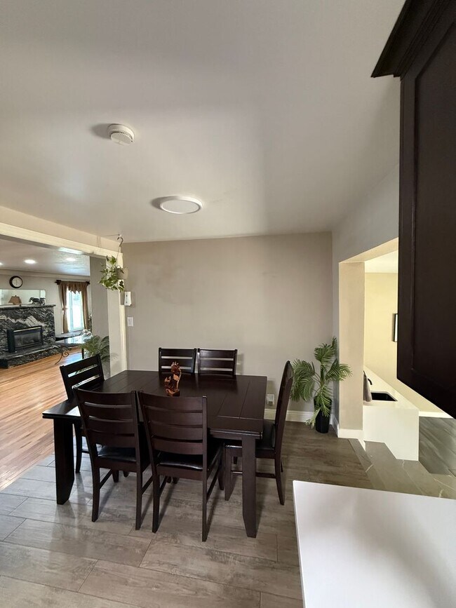Building Photo - 1065 Del Moll Dr