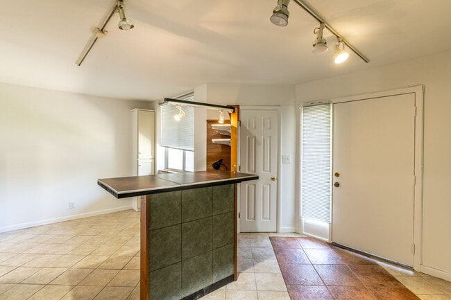 Building Photo - Cedars Court