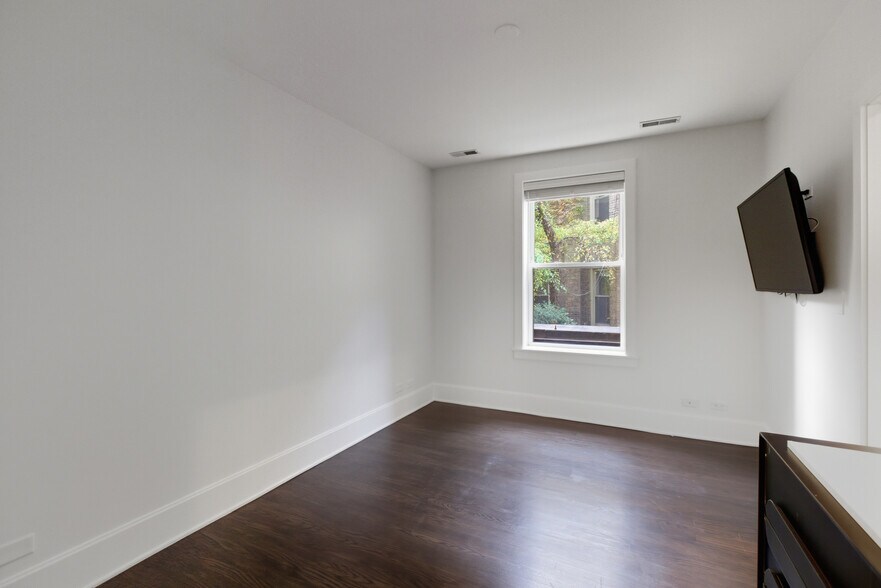 Building Photo - 644 W Roscoe St