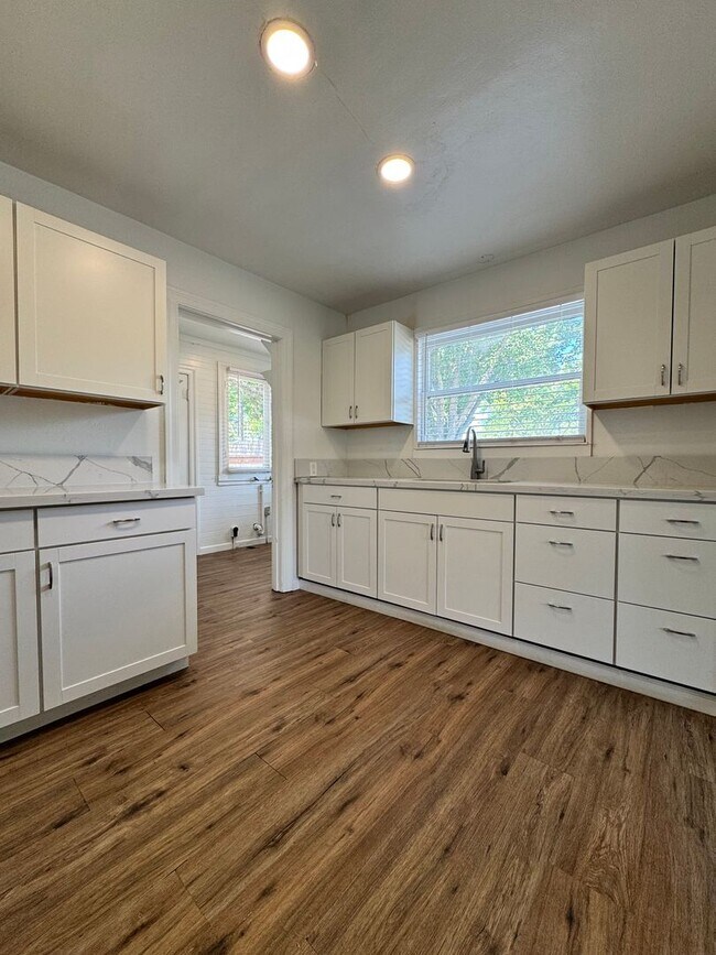 Building Photo - Beautifully updated 1 Bed / 1 Bath Duplex