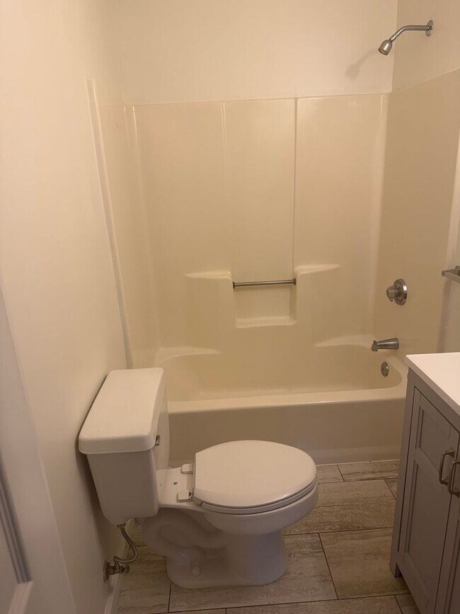 Building Photo - 2 bed one bath great location