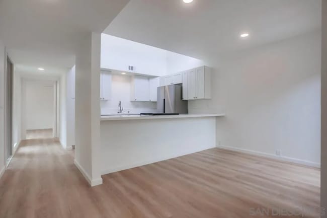 Building Photo - Townhome in the heart of La Jolla’s coveted Beach Barber Tract
