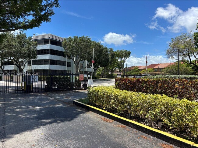 Building Photo - 10854 N Kendall Dr