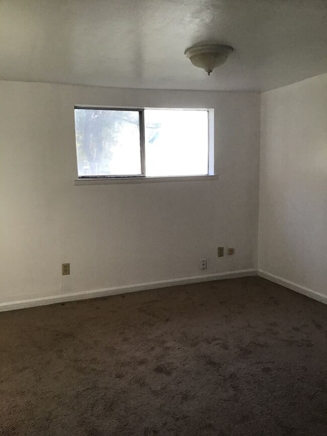 Building Photo - 3 Bedroom Home