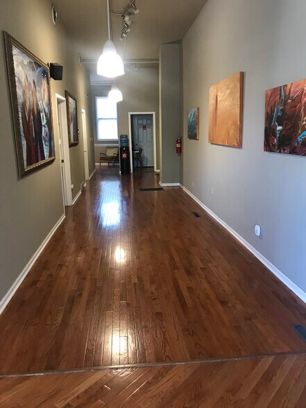 Large wide hallway going to the bedrooms - 302 E Uintah St