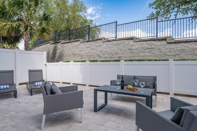 Building Photo - 7740 Sandy Ridge Dr