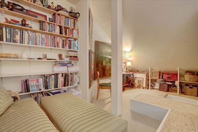 Building Photo - Top Floor FURNISHED 1 Bed/Office/Loft in P...