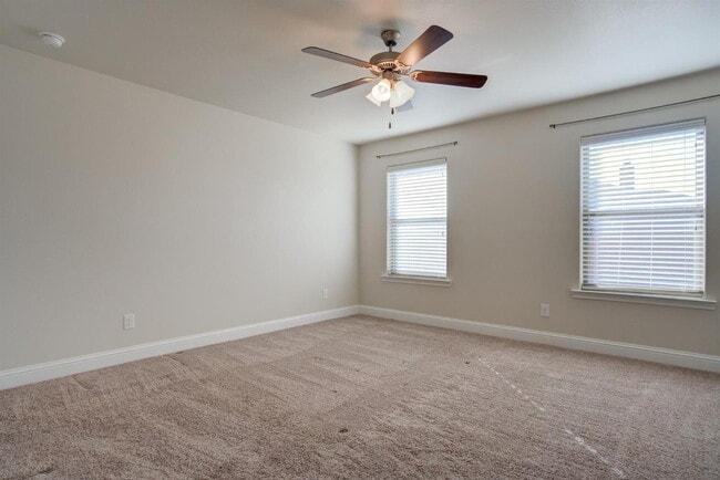 Building Photo - Immaculate newer 4/3/2 1/2 block from Quin...