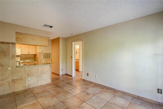 Building Photo - 2550 N Alafaya Trail